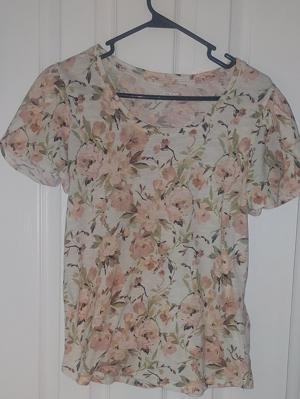 Women's Floral Scoop Neck Tee in Cream and Pink Blossoms